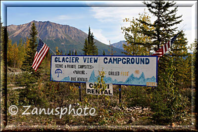 Kennicott, Ankunft am Glacier View Campground Schild