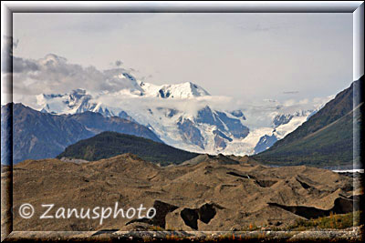 Kennicott, der Glacier im Hintergrund von der Alaska - Mine aus gesehen