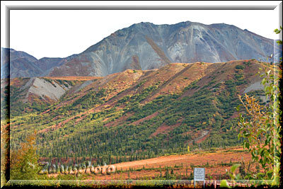 Die Alaska Pipeline wird in der Nähe der Berghänge geführt