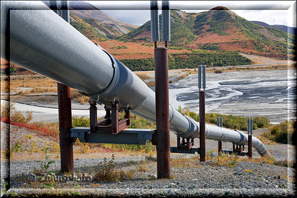 Die Alaska Pipeline nähert sich einer Flussunterquerung auf der Strecke