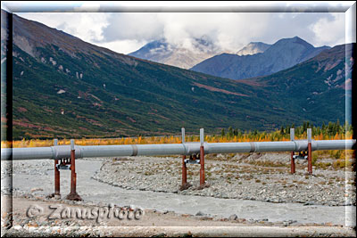 Rohrverlauf der Alaska Pipeline auf drei Stelzen bei einer Riverquerung