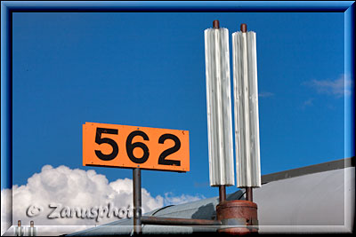 Nummer der Alaska Pipeline Rohrstation mit Info-Schild und Kühlelementen