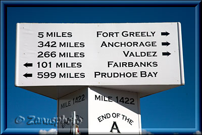 An der Alaska Pipeline befindliche Infotafeln für Entfernungen zu anderen Orten des Systems