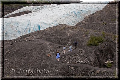 Exit Glacier, der Weg führt die Wanderer direkt zum Gletscher