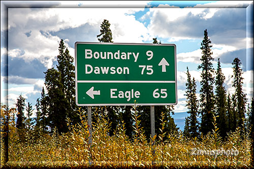 Kanada, Schilder zeigen Kilometerentfernungen nach Eagle und Dawson City