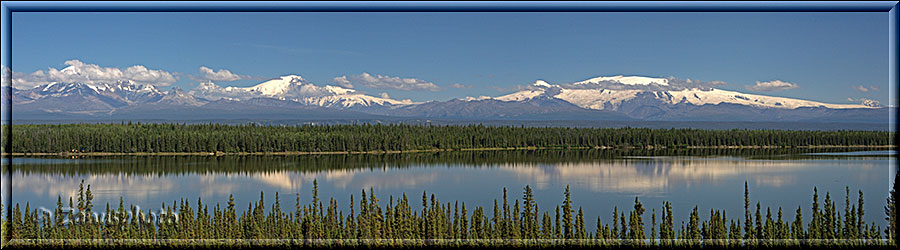 Alaska, Blick auf den Willow Lake worin sich die Wrangel Mountains spiegeln