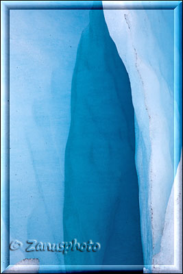 Alaska, Gletscherspalten zeigen sich in tiefem blau den Besuchern zur Ansicht