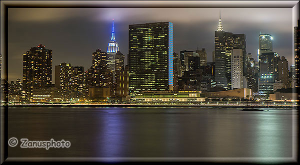 Lichter der Skyline spiegeln sich im East River