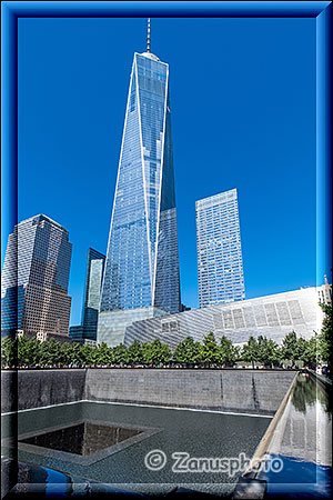 Fundament des ehemaligen WTC Tower mit neuem One World Trade Center im Hintergrund
