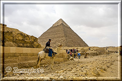 Mittlere Pyramide mit Wächter auf Kamel