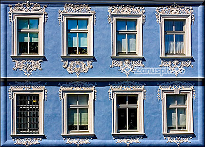 Blaue Hausfassade mit schönen Fenstern