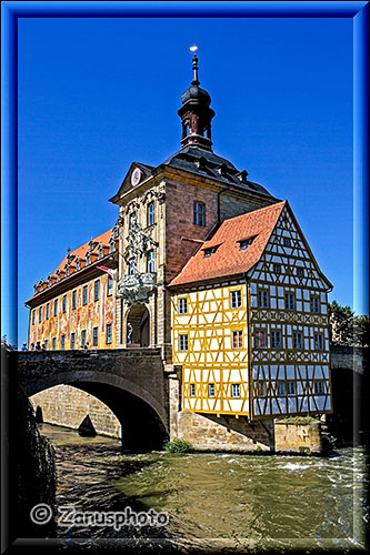 Altes Rathaus in Bamberg steht mitten in der Regnitz