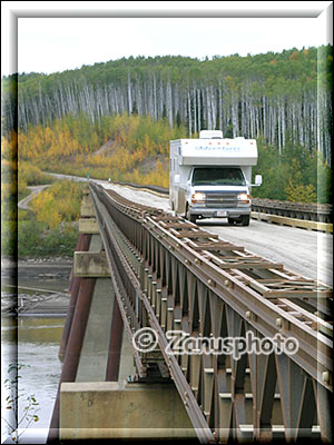 RV fährt über eine Holzbrücke auf dem Liard Highway