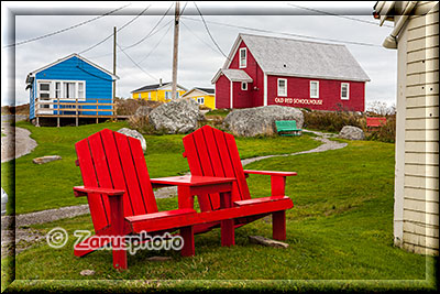 Rote Sitzbank aus Holz