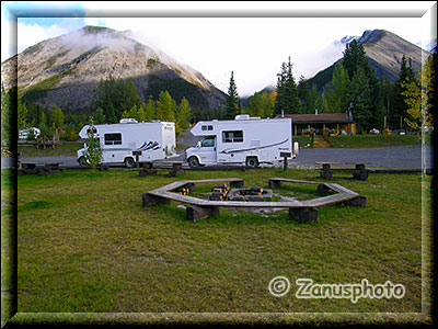 Zwei Camper stehen auf dem Muncho Lake Campground