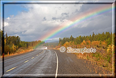Ein Regenbogen steht über dem Alaska Highway