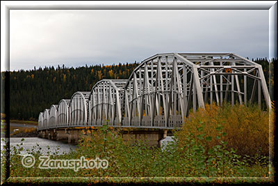 Blick auf die Stahlkonstruktion der Teslin Bridge