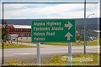 Anzeigetafel für Entfernungen am Highway der Haines Junction