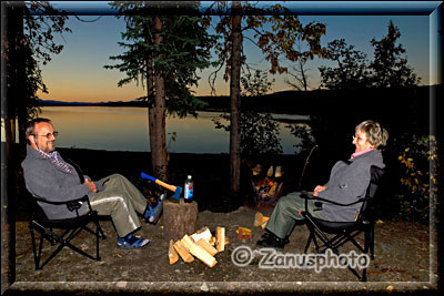 Wir sitzen am Lagerfeuer am Frances Lake
