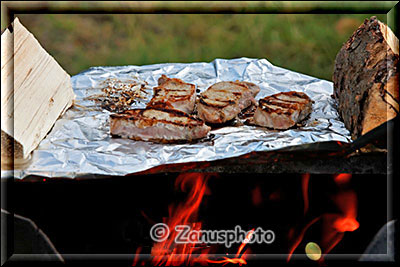 Leckere Steaks bruzzeln am Holzfeuergrill