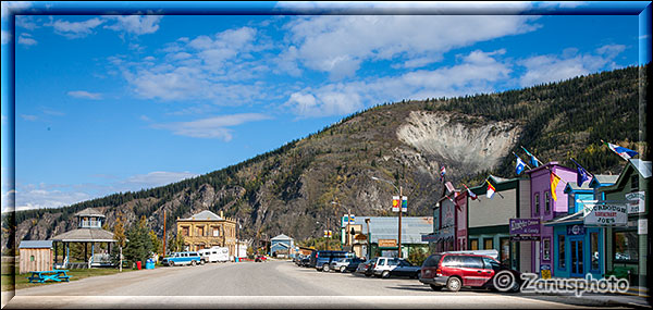 Main Street am Ortseingang von Dawson City