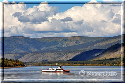 Fähre überquert gerade den Yukon River