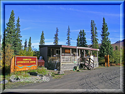 Info Center am Tombstone Mountain Campground