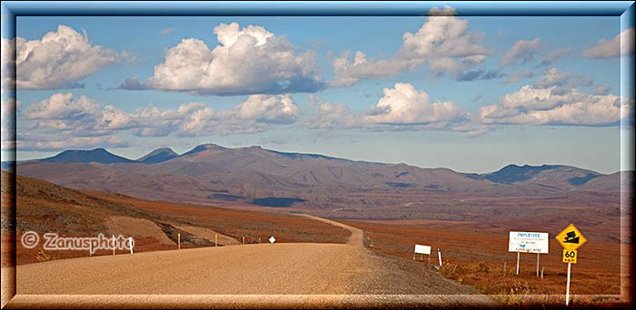 Der Dempster Highway läuft in die Hügel der Northwest Territories