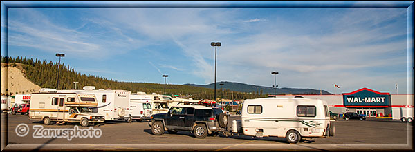 Camper stehen auf dem Supermarkt Parkplatz zur Übernachtung