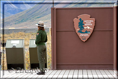 Alaska, eine Rangerin schaut sich im Aussenbereich um 