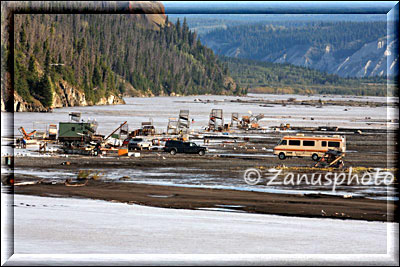 Alaska, am Ufer des Copper River sehen wir Fischräder die von Natives betrieben werden