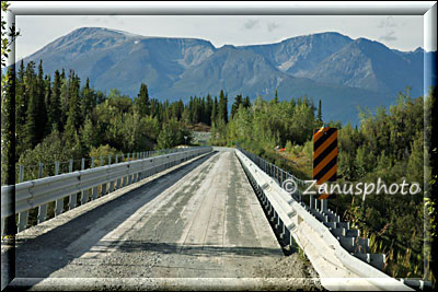 Alaskabrücke mit einer Aufsicht aus dem Wohnmobil aufgenommen
