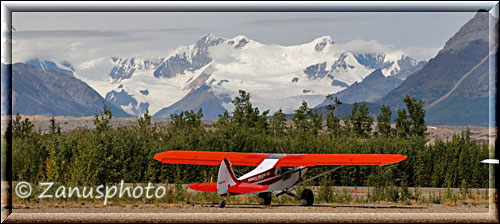 Rote Maschine auf dem McCarthy Airport in Alaska