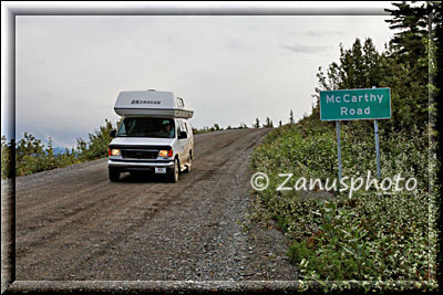 Unser Camper steht in Alaska am Begin der Road nach Kennicott