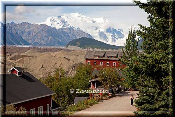 Blick von der Hotel Veranda der alaskanischen Kennicott Glacier Lodge