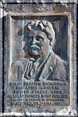 Richardson Brigadier, auf einer Steintafel verewigt