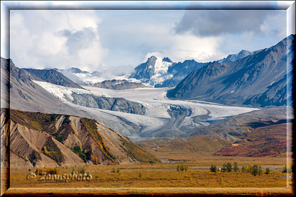 In Alaska wird der Gulkana Glacier vom Isabel Pass aus gesehen