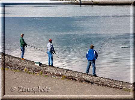 Lachsangler stehen am Ufer der Fishing Hole bereit