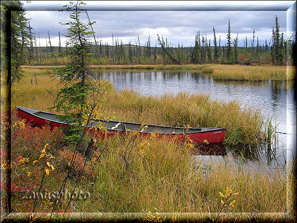Alaska, ein Kanu liegt an einem einsamen Lake