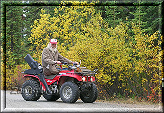 Alaska, der Campground Host mit seinem ATV-Fahrzeug