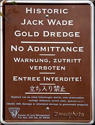 Alaska, an der Jack Wade Dredge entdecken wir ein Hinweisschild das der Zutritt verboten ist