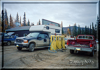 Alaska, an einer Tankstelle in Eagle bekommen wir echtes Benzin in den Camper gefüllt