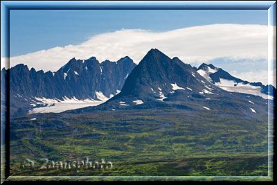 Alaska, wir bringen unseren Blick über die Berge nahe dem Richardson Highway