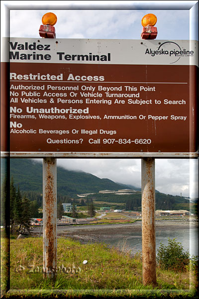 Alaska, hier sehen wir eine umfangreiche Infotafel worauf alle Verbote zu den Tankanlagen stehen