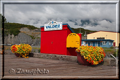 Alaska, Welcome to Valdez mit Blumenschmuck an einem Häuschen