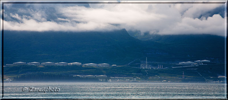 Alaska, unser Blick nach Norden zeigt die Ansicht des Oil Terminals am Berghang