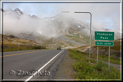 Alaska, auf dem Rückweg schauen wir auf Nebelfetzen kurz vor dem Thompson Pass