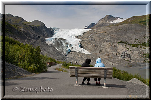 Alaska, im Worthington Glacier sehen wir Besucher auf einer Bank sitzen