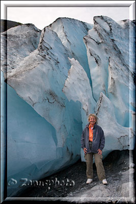 Alaska, Blick auf Gletscherbereich mit Gletscherspalten die in tiefem blau leuchten