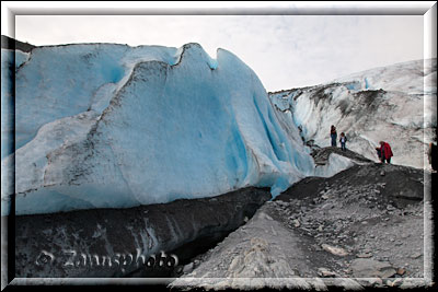 Alaska, blaue Gletscherteile lassen die Besucher nahe zu sich heran
